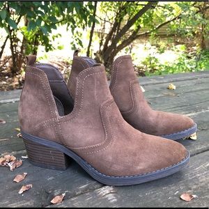 Brown suede women’s booties - size 7
